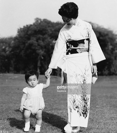 Hoàng thái tử Naruhito - con trai cả của Nhật hoàng Akihito và Hoàng hậu Michiko - sẽ là người thừa kế ngôi vị Thiên hoàng của Nhật Bản theo quy định Hoàng tộc.
