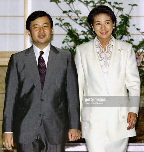 Bất chấp sự phản đối của các thành viên bảo thủ trong Hoàng tộc cũng như từ chính Masako, Naruhito vẫn theo đuổi Masako trong suốt những năm tiếp theo. Ảnh: Thái tử Naruhito và Công nương Masako trong chuyến thăm Anh quốc, 18/5/2001 - Gettyimages.com