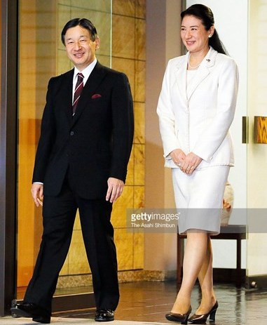 Ngày 7/1/1989, ông nội ông là Nhật hoàng Hirohito băng hà. Naruhito chính thức được phong Hoàng thái tử ngày 23/2/1991. Từ lúc này, chuyện tình cảm của Thái tử Naruhito và Masako đã trở thành một tâm điểm chú ý của Hoàng tộc và báo chí. Ảnh: Thái tử Naruhito và Công nương Masako tại cung điện Togu, Tokyo, 17/11/2015 - Gettyimages.com