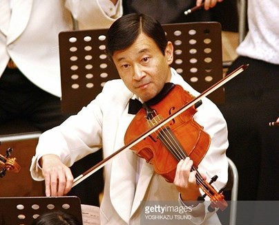 Về cuộc sống cá nhân, Thái tử Naruhito được biết đến với khả năng chơi đàn viola như nghệ sĩ chuyên nghiệp và sở thích đi bộ, leo núi trong thời gian rảnh. Ông cũng viết một hồi ký về thời gian học Anh quốc, có tựa đề 