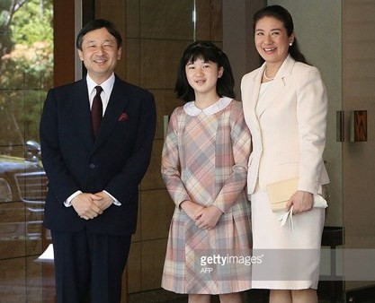 Sau hai lần cầu hôn thất bại, Thái tử Naruhito đã nhận được sự đồng ý của hoàng hậu tương lai Masako. Cuộc đính hôn của họ chính thức được công bố vào ngày 19/1/1993. Đám cưới của Thái tử Naruhito và Công nương Masako diễn ra vào ngày 9/6 cùng năm với 800 khách mời. Ảnh: Thái tử Naruhito cùng Công nương Masako và con gái Aiko ở cung điện Togu, 3/5/2013 - Gettyimages.com