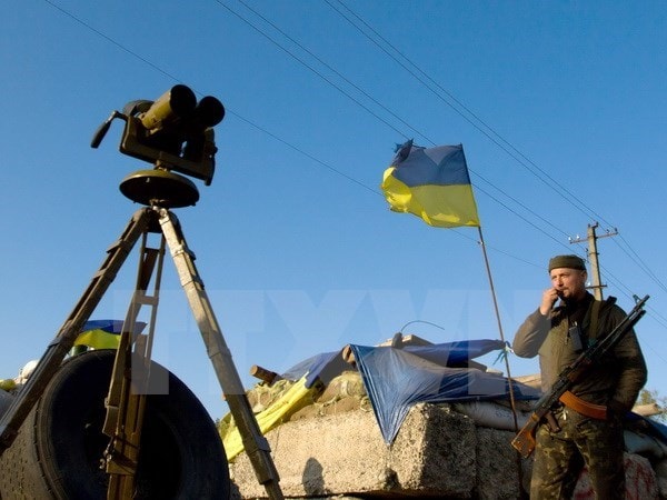 Binh lính Ukraine tại trạm kiểm soát thuộc khu vực miền Đông Lugansk. (Nguồn: AFP/TTXVN)