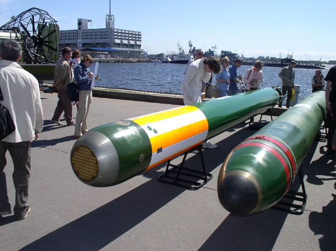 Ngư lôi TEST-71 có trọng lượng từ 1.750 tới 1.820kg tùy theo từng phiên bản. Chiều dài 7,9m, lắp đầu nổ cực mạnh nặng tới 205kg. Nguồn ảnh: Моремход