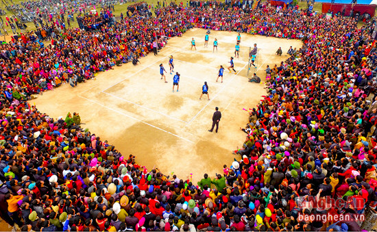 Một trong những trò chơi thu hút đông người xem nhất là những trận đấu vào vòng chung kết trận đấu bóng chuyền. Ảnh Sách Nguyễn 