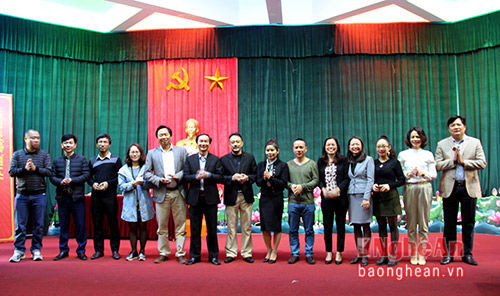 Đại diện các hội viên Chi hội nhà báo báo Nghệ An nhận thẻ mới. Ảnh: Hoài Thu