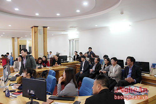 Đoàn công tác Báo Than Hóa dự buổi giao ban đầu ngày tại phòng xuất bản hội tụ Báo Nghệ An. Ảnh: Hoài Thu