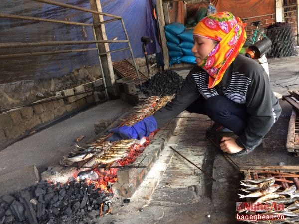 Chị Lưu Thị Trung (xóm Trung Hậu, xã Diễn Vạn) bên những mẻ cá nướng dở. Ảnh: Xuân Hòa