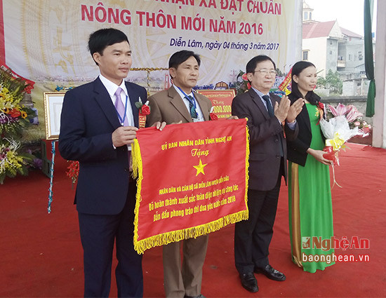 UBND tỉnh tặng cờ thi đua dẫn đầu phong trào thi đua yêu nước cho cán bộ, nhân dân xã Diễn Lâm, Diễn Châu. Ảnh: Mai Giang