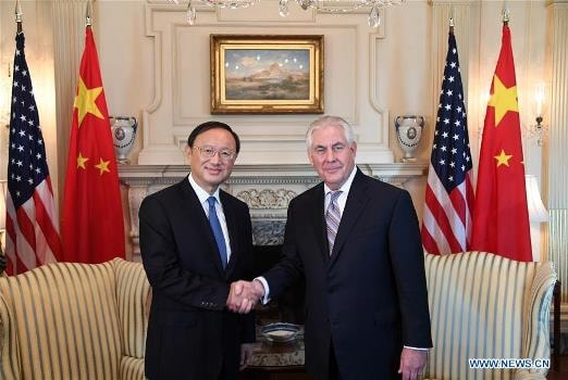 Ủy viên Quốc vụ Trung Quốc Dương Khiết Trì (trái) và Ngoại trưởng Mỹ Rex Tillerson gặp nhau ở Washington ngày 28/2/2017. Ảnh: THX