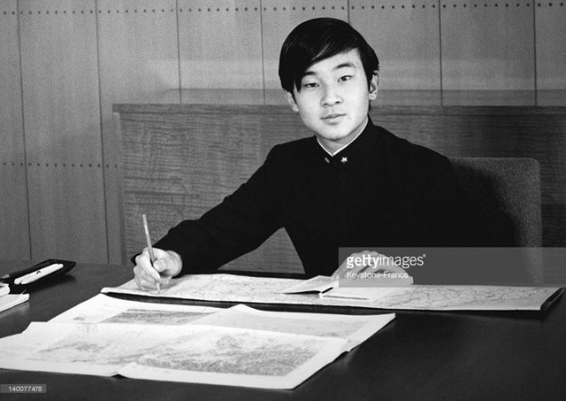 Thời niên thiếu, ông đã theo học trong hệ thống trường học Gakushuin uy tín, nơi các gia đình ưu tú của Nhật Bản gửi con cái theo học. Trong các môn học, Naruhito có một niềm yêu thích đặc biệt với môn địa lý. Ảnh: Thái tử Naruhito học bài ở cung điện Togu 27/2/1976 - Gettyimages.com