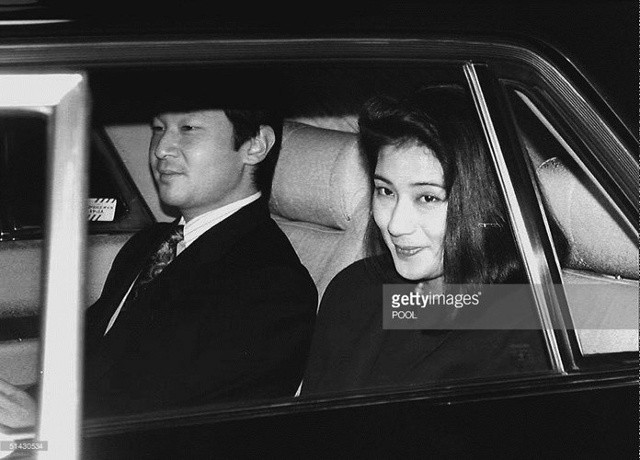 Cuộc kết hôn của ông với Công nương Masako Owada bắt đầu khi ông tham gia một buổi tiệc trà ở Đại học Tokyo tháng 11/1986. Naruhito đã nhanh chóng bị chinh phục và tìm cách để có các cuộc hẹn với Masako trong những tuần tiếp theo. Ảnh: Thái tử Naruhito và hôn thê Masako trước ngày thành hôn, 8/2/1993 - Gettyimages.com