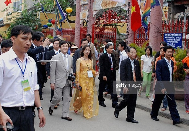 Trong vai trò của một thành viên Hoàng tộc Nhật Bản, Thái tử Naruhito đã có nhiều chuyến công du quốc tế để đại diện cho Nhật hoàng và nước Nhật. Ông đã có chuyến thăm chính thức Việt Nam năm 2009. Bên cạnh đó, Thái tử cũng là một thành viên danh dự của Ủy ban Thế giới về nước trong thế kỷ 21, người bảo trợ của Ủy ban Olympic Nhật Bản và phó chủ tịch danh dự của Hội Chữ thập đỏ Nhật Bản. Ảnh: Thái tử Naruhito ở Hội An ngày 11/2/2009 - Gettyimages.com