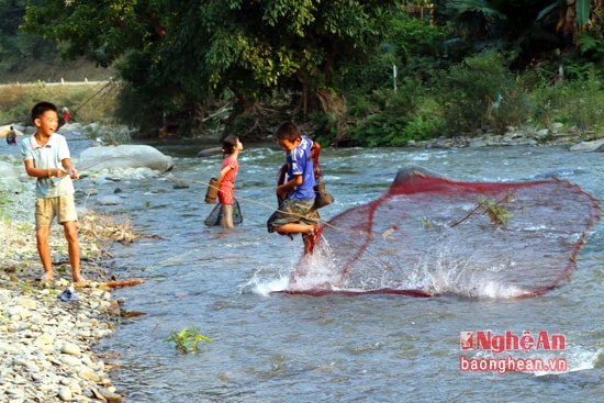 Quăng chài như 1 người lớn chuyên nghiệp.