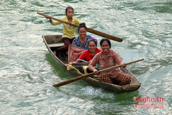 Và có thể chèo thuyền ra sông như 1 người lớn thực thụ.