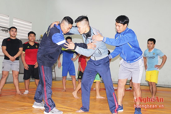 Buổi luyện tập của đội tuyển vật ở Trung tâm Huấn luyện đào tạo thể dục thể thao tỉnh. Ảnh: Mỹ Hà