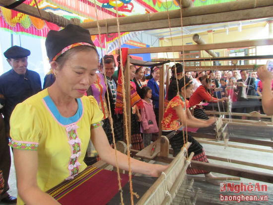 Hiện nay có hơn 80% hộ dân ở bản Làng Xiềng làm nghề dệt thổ cẩm. Ảnh Bá Hậu.