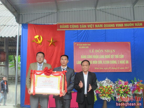 Đại diện lãnh đạo Sở Công thương Nghệ An trao Bằng công nhận làng nghề dệt thổ cẩm cho chính quyền và nhân dân xã Môn Sơn, bản Làng Xiềng. Ảnh Bá Hậu