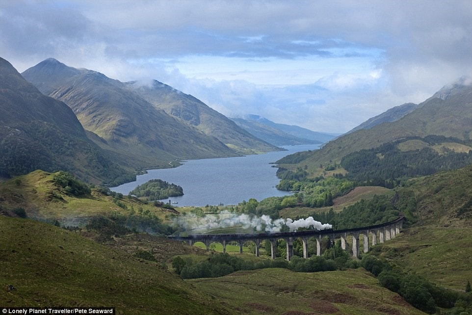 Đi chuyến tàu tới trường phù thủy Hogwarts (Anh): West Highland là tuyến đường sắt đẹp nhất nước Anh. 42 dặm cuối hành trình chạy bằng xe lửa đầu máy hơi nước có tên The Jacobite và trở nên đắt khách sau loạt phim 