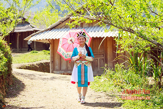 Thiếu nữ người Mông ở xã Mường Lống (Kỳ Sơn). Ảnh Sách Nguyễn