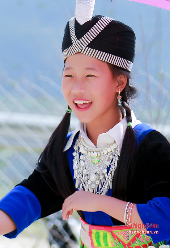 Vẻ đẹp trong trẻo của cô gái dân tộc Mông ở xã Tà Cạ (Kỳ Sơn). Ảnh Sách Nguyễn
