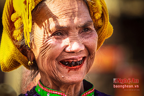 Nụ cười người mẹ dân tộc Thái ở Kỳ Sơn. Ảnh Sách Nguyễn.