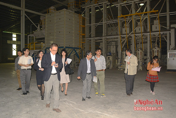 Đoàn thăm dây chuyền sản xuất, chế biến tại Công ty CP Vật tư nông nghiệp Nghệ An. Ảnh: Thu Giang.