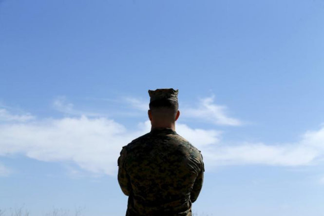 Một lính thủy đánh bộ Mỹ đứng gác ở căn cứ Parris Island ở South Carolina - Ảnh: Reuters