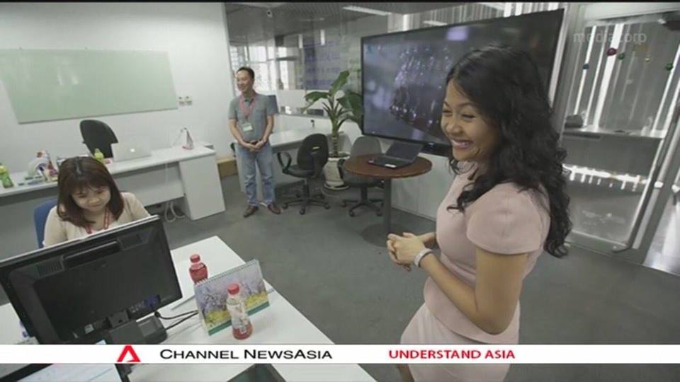 Hình ảnh tại nơi làm việc của Trần Uyên Phương được Channel News Asia nhắc đến.