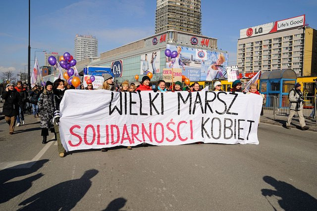 Phụ nữ Ba Lan lại tổ chức biểu tình vì nữ quyền tại các thành phố lớn. Trải qua thời gian thì tục lệ không nhận hoa đã phai nhạt. 