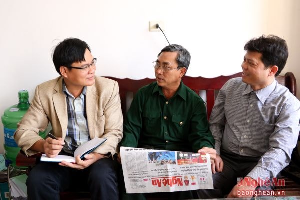 Cán bộ Ban Tuyên giáo Thị ủy Hoàng Mai và cấp ủy cơ sở trao đổi về tiếp nhận thông tin trên báo đảng. Ảnh: Thu Hương