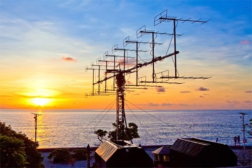 Đài radar có thể làm việc ở nhiều tấn số khác nhau với thời gian chuyển tần nhanh và vô cùng linh hoạt. Trong ảnh là khoang vận hành của kip điều khiển đài radar P-18 thế hệ cũ.