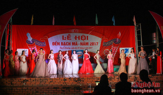 16 nữ sinh của 8 trường THPT và Trung tâm GDTX trên địa bàn huyện Thanh Chương đã về tranh giải tại đêm thi.