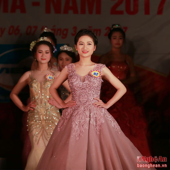 Thí sinh Nguyễn Tài Hồng Trang (THPT Đặng Thai Mai) trong phần trình diễn trang phục váy dạ hội (tự chọn).