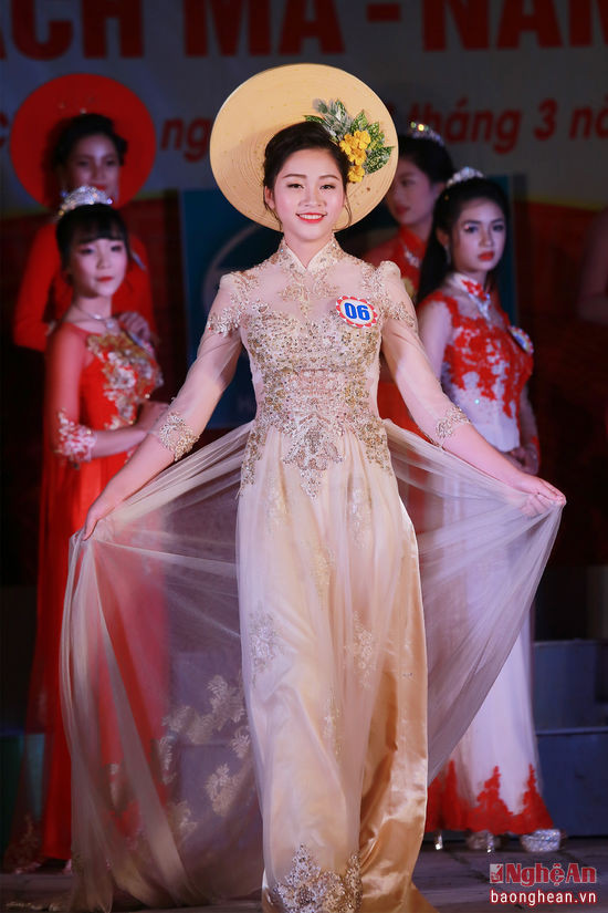 Thí sinh Bùi Thị Huyền Thương (THPT Đặng Thúc Hứa) trong phần thi trình diễn áo dài truyền thống.