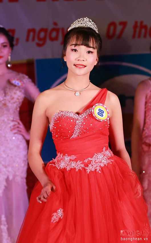 Thí sinh Nguyễn Thị Vượng (THPT Cát Ngạn) trong phần thi trang phục tự chọn.