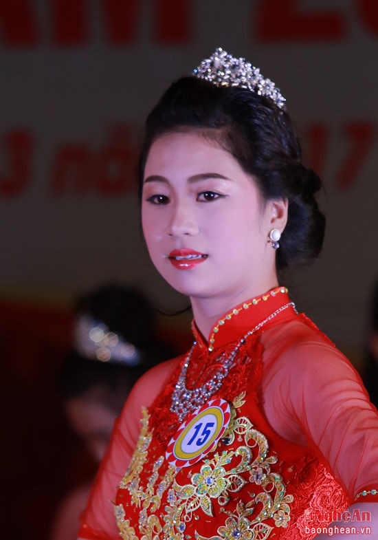 Thí sinh Trần Thị Thu Hà ( học sinh TT Giáo dục thường xuyên) trong phần thi trang phục áo dài.