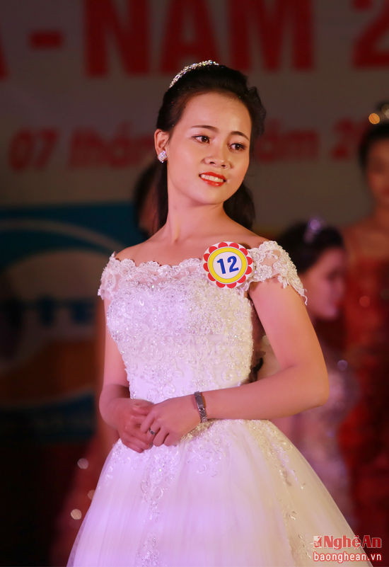 Thí sinh Phạm Thị Lý (THPT Nguyễn Cảnh Chân) trong phần thi trang phục tự chọn.