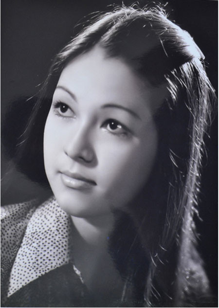 Diễn viên Diễm My sinh năm 1962, người gốc Huế, hiện đang sống ở quận 2, TP.HCM trong một căn biệt thự sang trọng bên sông Sài Gòn. Sở hữu gương mặt đẹp cùng vóc dáng chuẩn, chị được mệnh danh là “nữ hoàng ảnh lịch” của thập niên 90. Ảnh: Internet