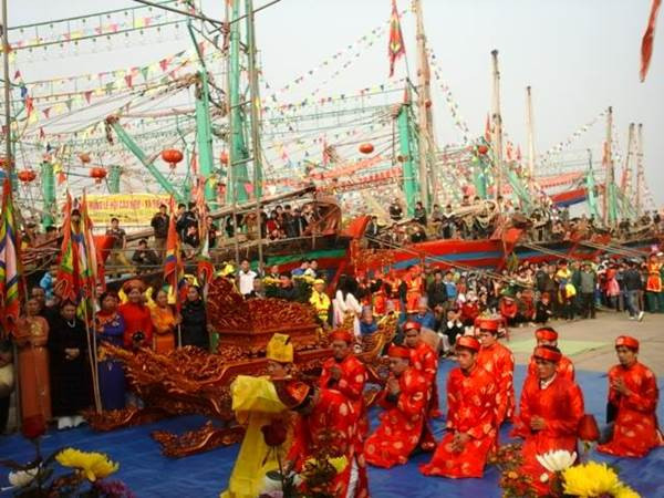 Hàng nghìn người dân tham gia lễ hội Cầu ngư tại cảng Lạch Quèn - xã Tiến Thủy, huyện Quỳnh Lưu, tỉnh Nghệ An. Ảnh Ngọc Toàn