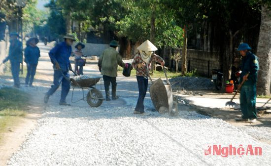 Làm giao thông nông thôn ở xã Diễn Lộc (Diễn Châu). Ảnh tư liệu: Thu Hương.