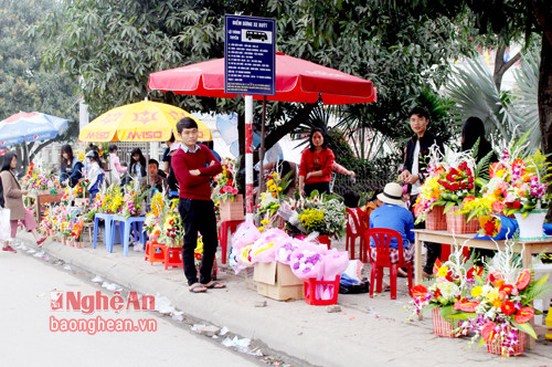 Nhiều sinh viên hùn vốn kinh doanh hoa trước cổng Trường Đại học Vinh. Ảnh Quang An