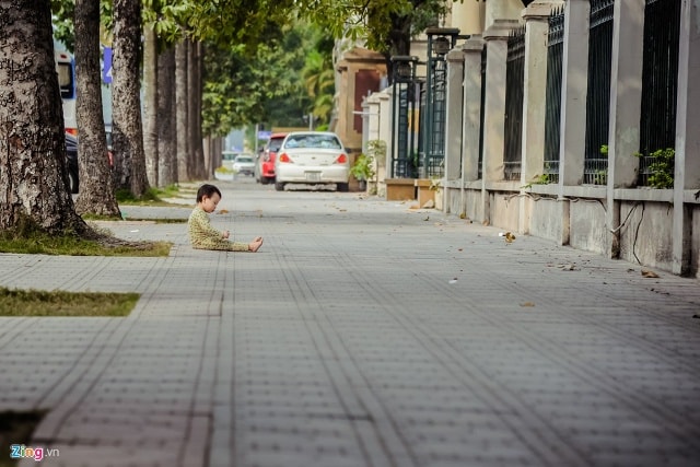 Trẻ em thoải mái ngồi chơi mà không phải lo bất chợt có xe cộ lấn chiếm vỉa hè.