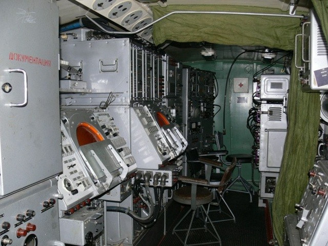 Ngoài giàn anten chấn tử chính giống như trên đài P-18 cũ, đài radar mà Séc cải tiến còn được trang bị thêm 4 anten kháng nhiễu ECCM giúp cải thiện đáng kể khả năng hoạt động trong môi trường tác chiến điện tử mạnh.