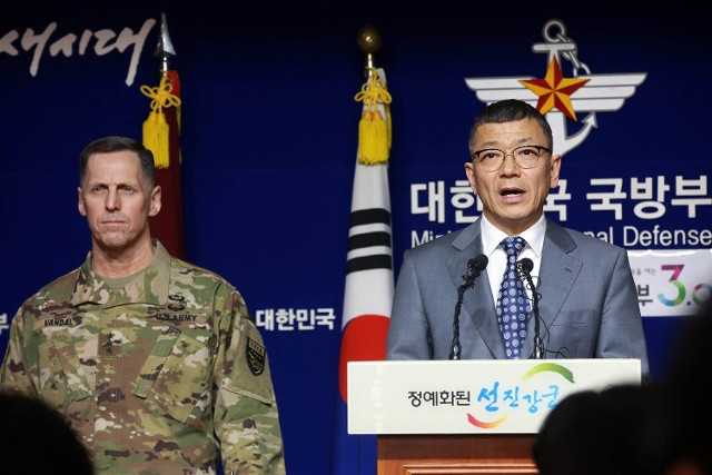 Quan chức quốc phòng Mỹ-Hàn thông báo về việc triển khai THAAD. Ảnh: Yonhap