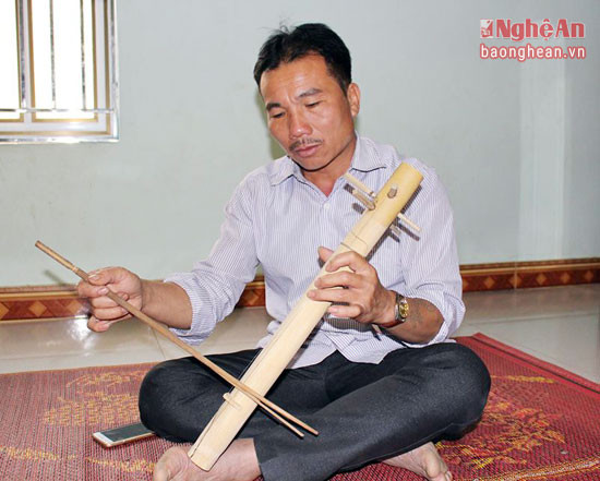 Anh Lương Văn Pắn chơi Xi - xờ - lò, loại nhạc cụ cổ truyền của dân tộc Thái.