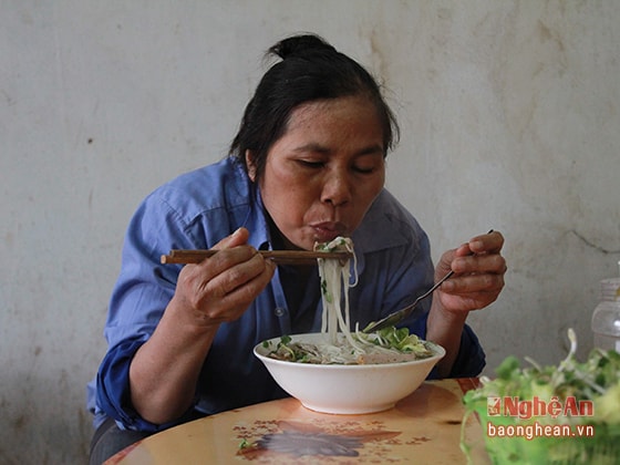 Hồi còn trẻ, nhà xa nên mỗi bữa ăn bà mang theo cặp lồng cơm với vài ba quả cà ăn cho tiết kiệm. Nhưng nay già rồi, cũng cần giữ sức khỏe mà nuôi con nên bà mua thêm 5.000 – 10.000 nghìn tiền thức ăn hoặc đôi khi mệt quá tự mua cho mình bát cháo, bát bún.