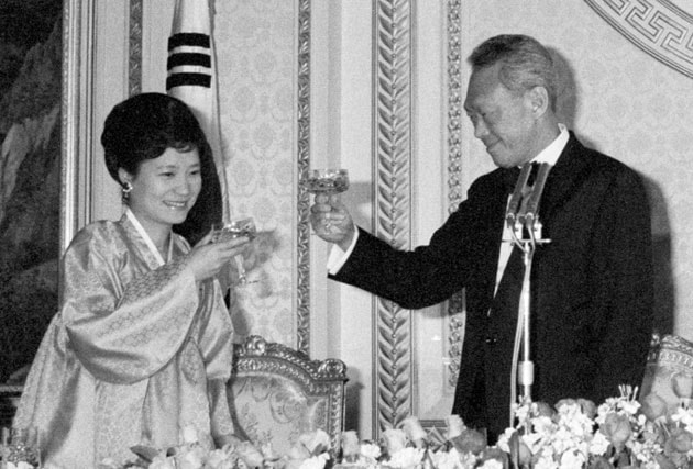 Park Geun-hye thay thế vai trò của đệ nhất phu nhân quá cố năm 1979. Ảnh: Intenet.