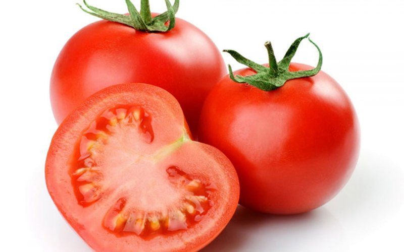 Cà chua có khả năng bảo vệ làn da khỏi tia cực tím từ mặt trời. Đặc biệt, nó giúp phụ nữ trẻ trung và thon thả hơn.
