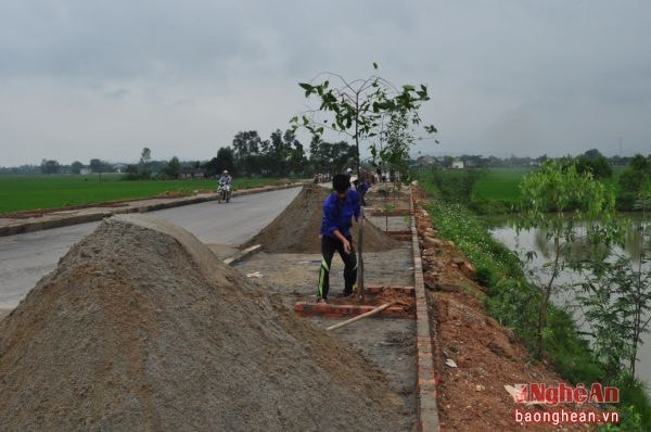 Thông qua xây dựng NTM, nhiều tuyến đường giao thông nông thôn được nâng cấp, mở rộng (tuyến đường mở rộng ở xã Kim Liên). Ảnh: P.V