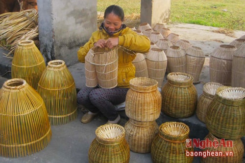 Người phụ nữ ở xóm Dừa, xã Thọ Thành (Yên Thành) vừa đan, vừa bán đó và dụng cụ bắt cá ở chợ Hôm, mặc dù mùa này rất ít người mua đó. Niềm vui của chị là khi cầm trên tay số tiền ít ỏi, thành quả lao động của mình để cuộc sống gia đình thêm phần ấm no. Dù vậy, chị vẫn mong được chồng con nhớ đến, động viên, dù chỉ lời chúc trong ngày Quốc tế tôn vinh phụ nữ. Ảnh: Tiến Dũng